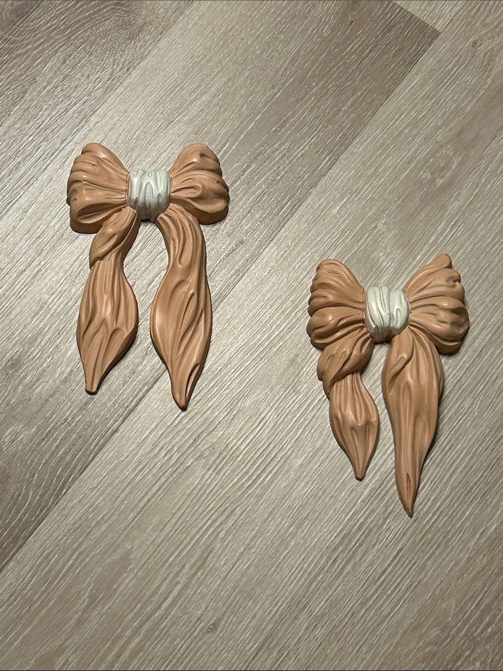 Homeco Vintage 2 Piece Molded Plastic Bow Set Wall Plaques #7601